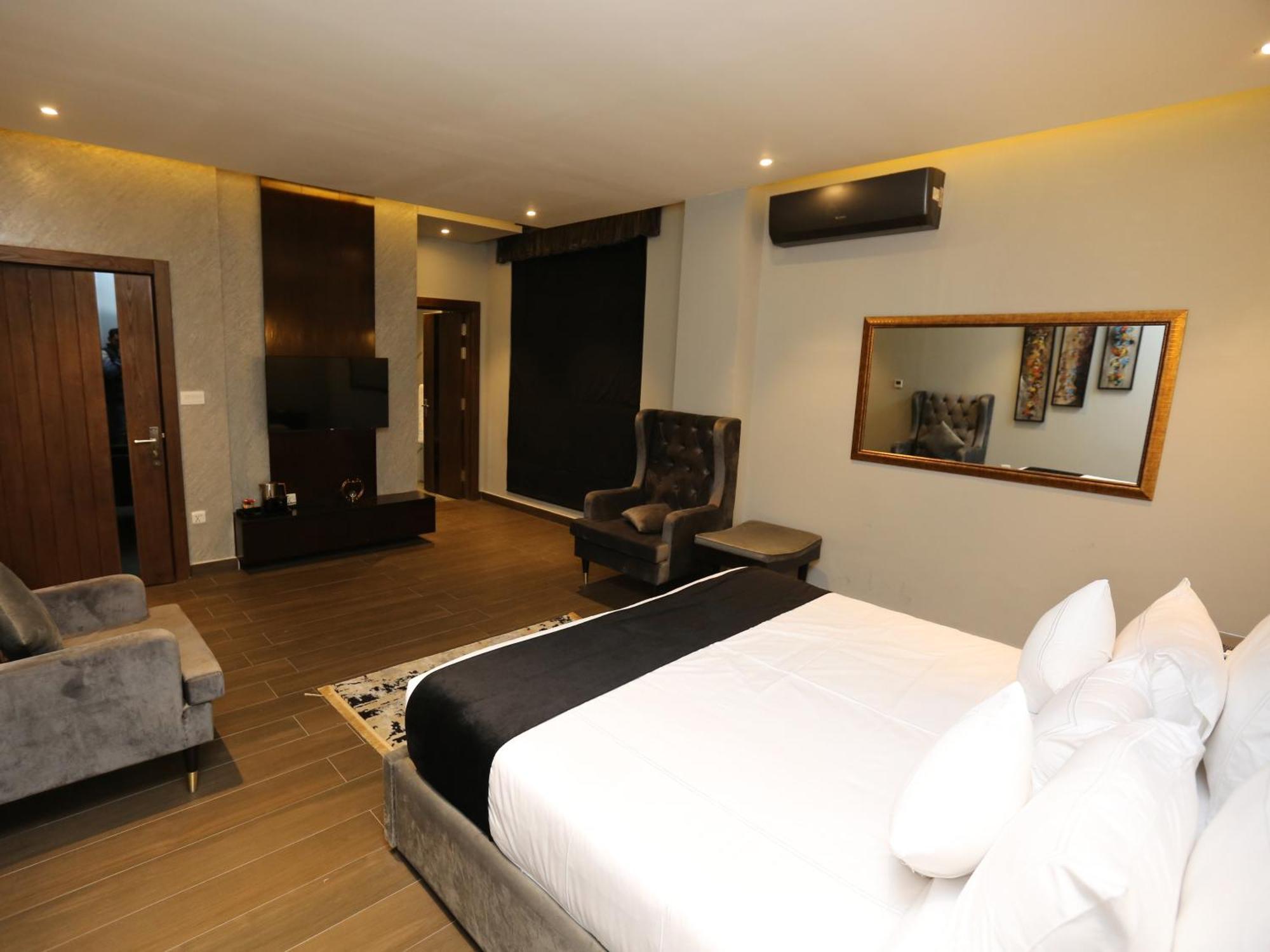 The Orchard Hotel Lahore Room photo
